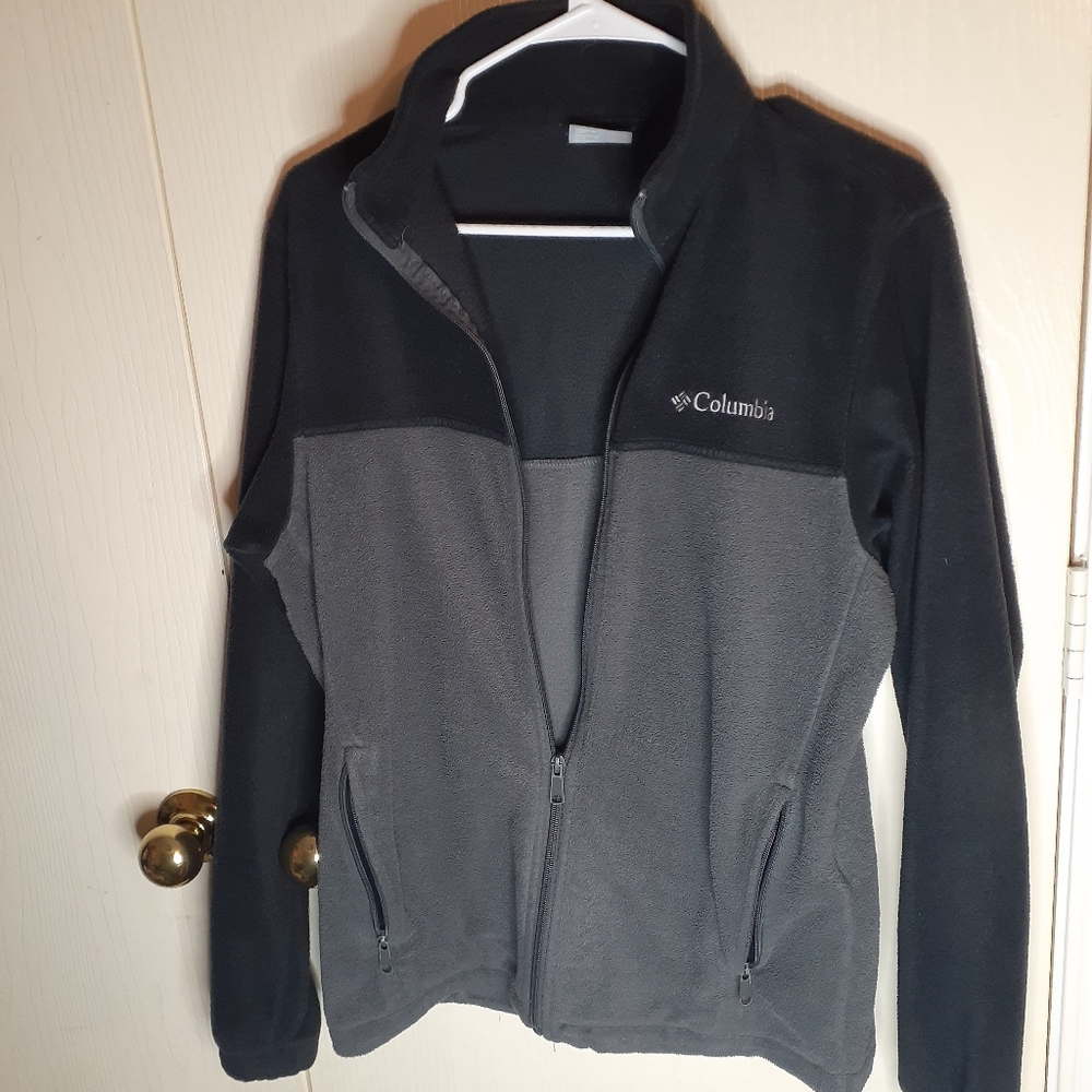 Men’s Small Fleece Columbia Jacket!